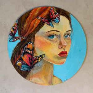 Tableau acrylique rond réprésentant le visage d'une femme avec des papillons volants autour